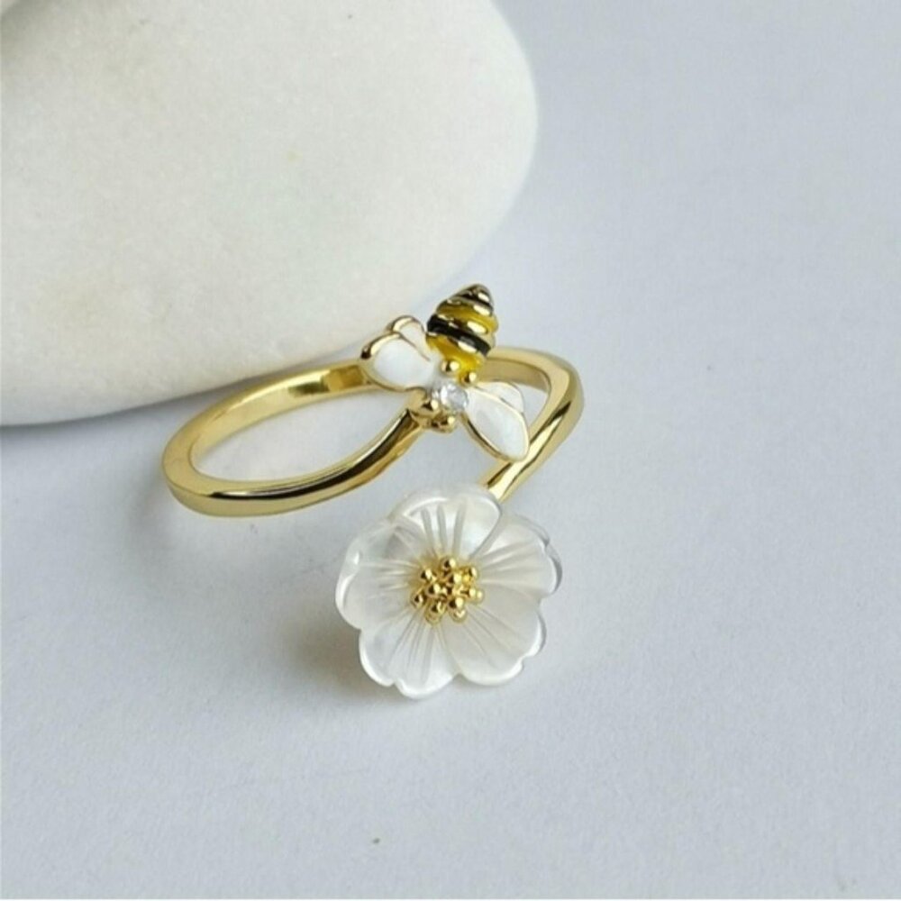 Mother of Pearl cz Bee ring size 7 🆕